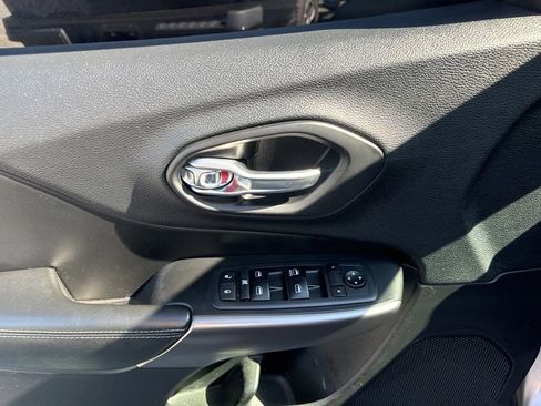 Used 2019 Jeep Cherokee Latitude w/ Cold Weather Group image 18