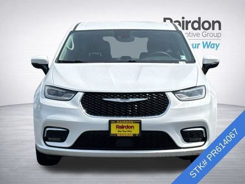 Used 2023 Chrysler Pacifica Touring-L FWD image 2