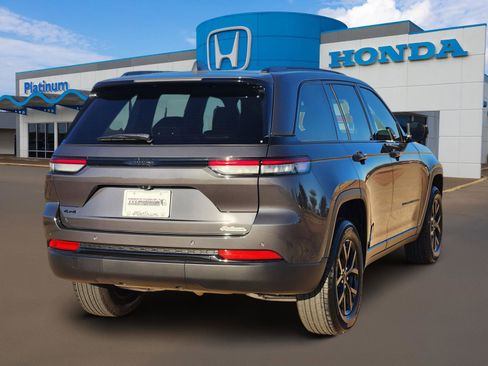 Used 2025 Jeep Grand Cherokee 4WD image 4