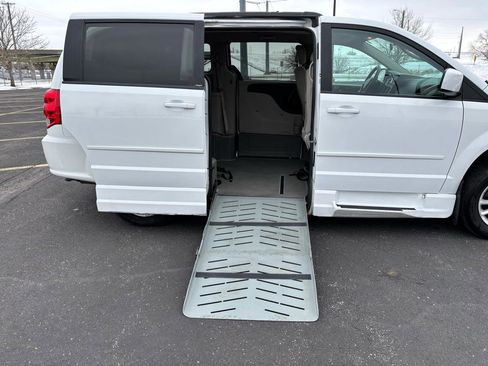 Used 2014 Dodge Grand Caravan SXT image 9