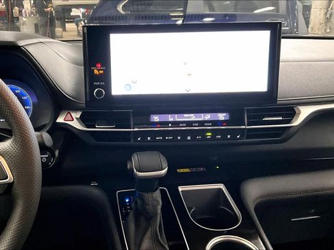 Used 2025 Toyota Sienna Platinum image 7