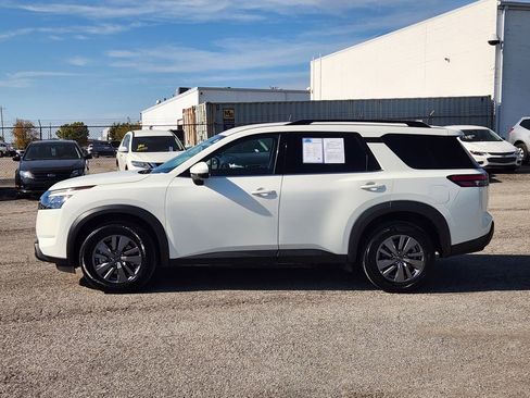 Used 2025 Nissan Pathfinder SV image 4