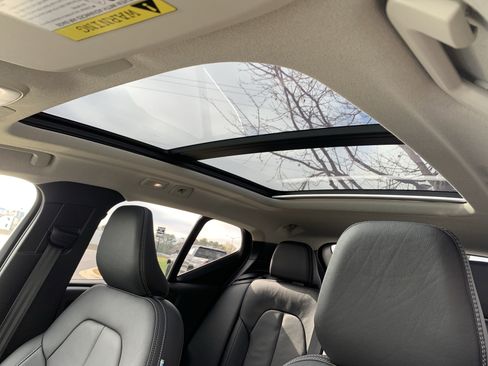 Used 2025 Volvo XC40 B5 Plus image 28