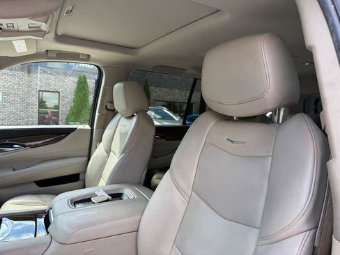 Used 2019 Cadillac Escalade Luxury RWD image 12