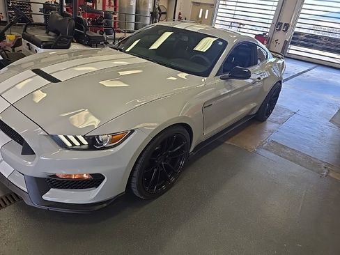 Used 2017 Ford Mustang Shelby GT350 image 2