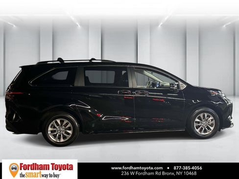 Used 2024 Toyota Sienna LE FWD image 8