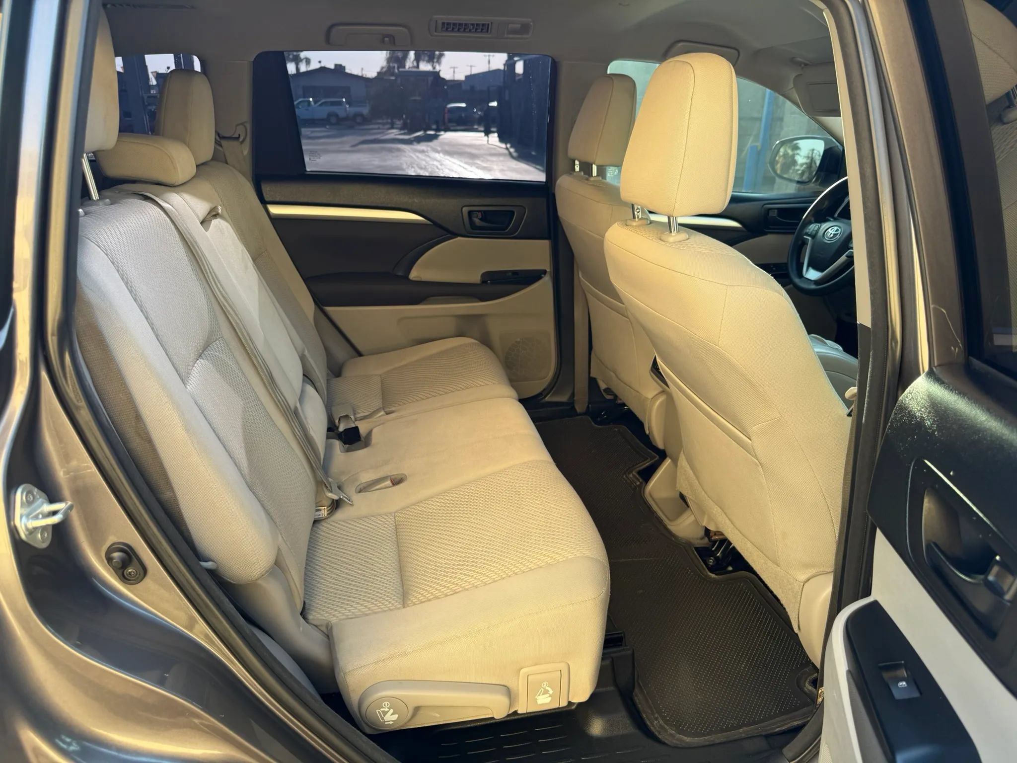 Used 2018 Toyota Highlander LE w/ Carpet Mat Package (TMS) AWD/4WD image 12