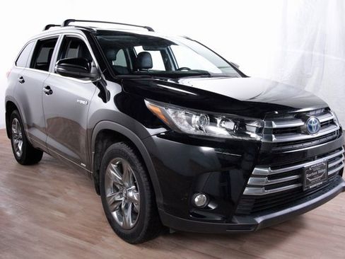 Used 2017 Toyota Highlander Limited image 3