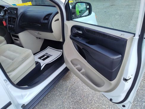 Used 2016 Dodge Grand Caravan American Value Package w/ UConnect Hands-Free Group FWD image 19