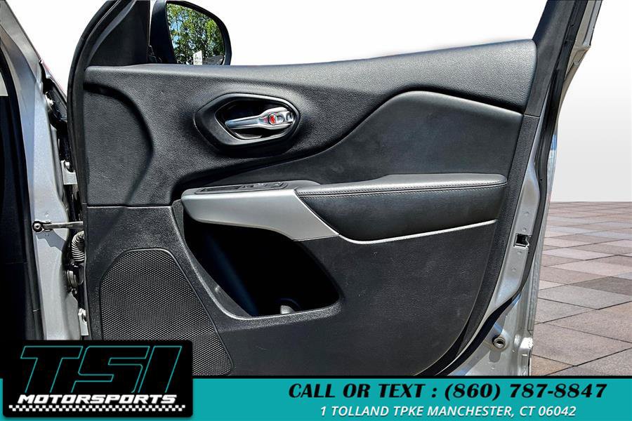 Used 2017 Jeep Cherokee Overland AWD/4WD image 24