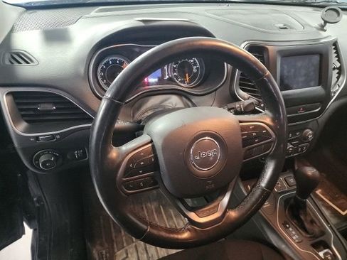 Used 2019 Jeep Cherokee Latitude w/ Cold Weather Group image 8