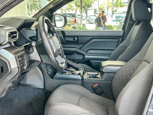 Used 2025 Toyota Tacoma SR5 AWD/4WD image 17