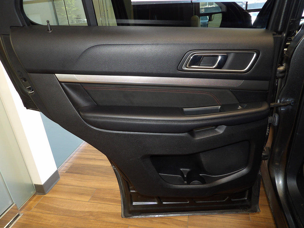 Used 2018 Ford Explorer XLT w/ Equipment Group 202A FWD image 22