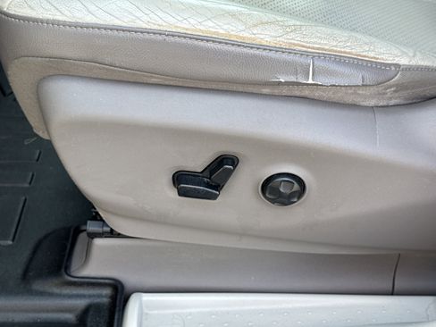 Used 2018 Chrysler Pacifica Touring-L w/ Advanced Safetytec Group image 2