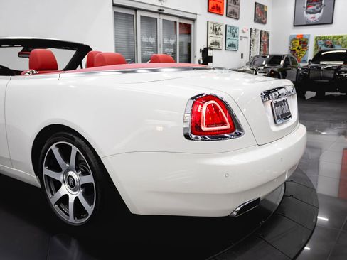 Used 2017 Rolls-Royce Dawn RWD image 40