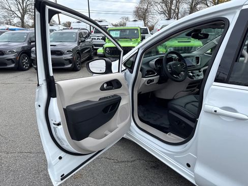 Used 2023 Chrysler Pacifica Touring-L image 11