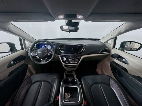 Used 2023 Chrysler Pacifica Touring-L image 10