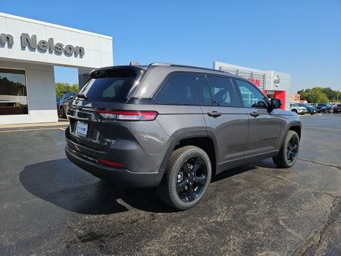 New 2025 Jeep Grand Cherokee Limited w/ Luxury Tech Group II image 15