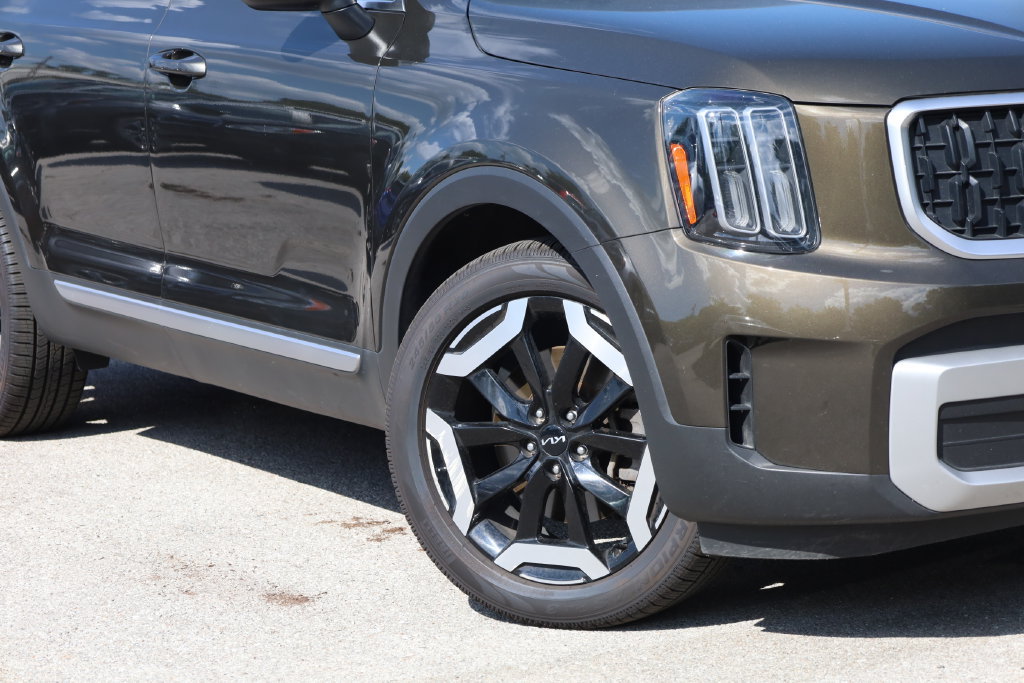 Used 2023 Kia Telluride EX w/ EX Captain's Chair Package AWD/4WD image 3