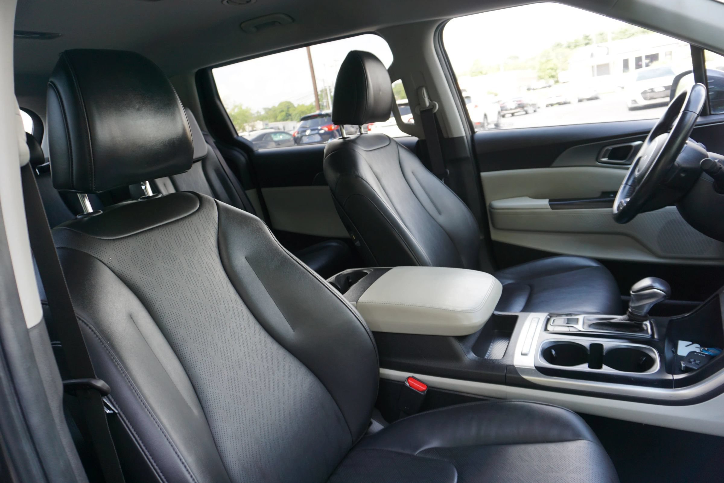 Used 2022 Kia Carnival LX FWD image 18