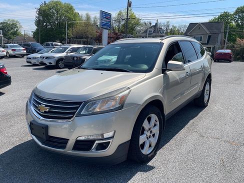 Used 2016 Chevrolet Traverse LT w/ Style and Technology Package FWD image 2