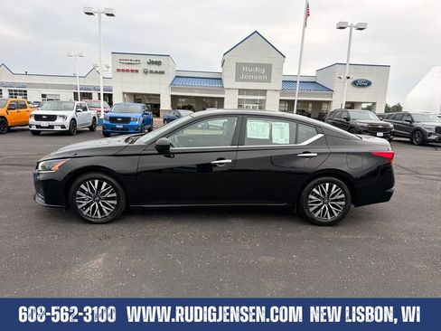 Used 2025 Nissan Altima 2.5 SV FWD image 2