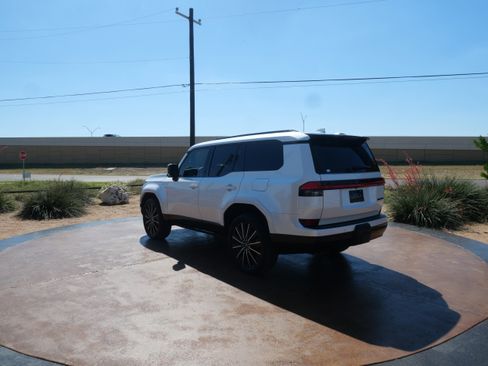 Used 2024 Lexus GX 550 image 4