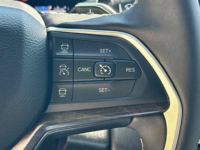 Used 2025 Jeep Grand Cherokee Limited AWD/4WD image 30