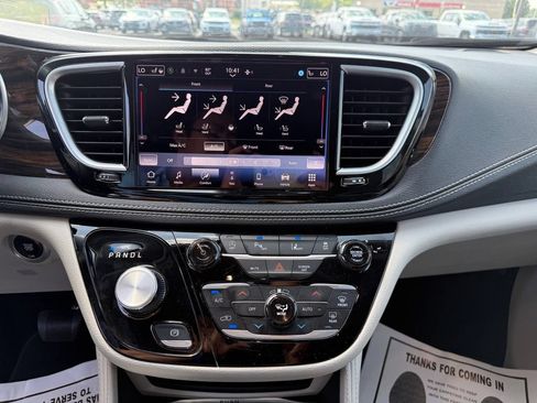 Used 2024 Chrysler Pacifica Limited FWD image 17