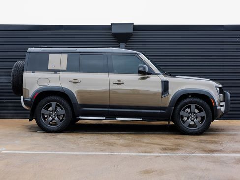 Used 2020 Land Rover Defender 110 SE image 8