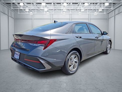 New 2026 Hyundai Elantra SE FWD image 4