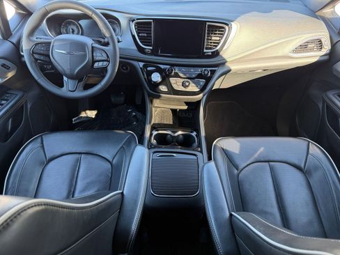 Used 2025 Chrysler Pacifica Limited image 43