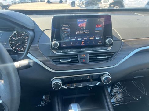 Used 2025 Nissan Altima 2.5 SV image 18