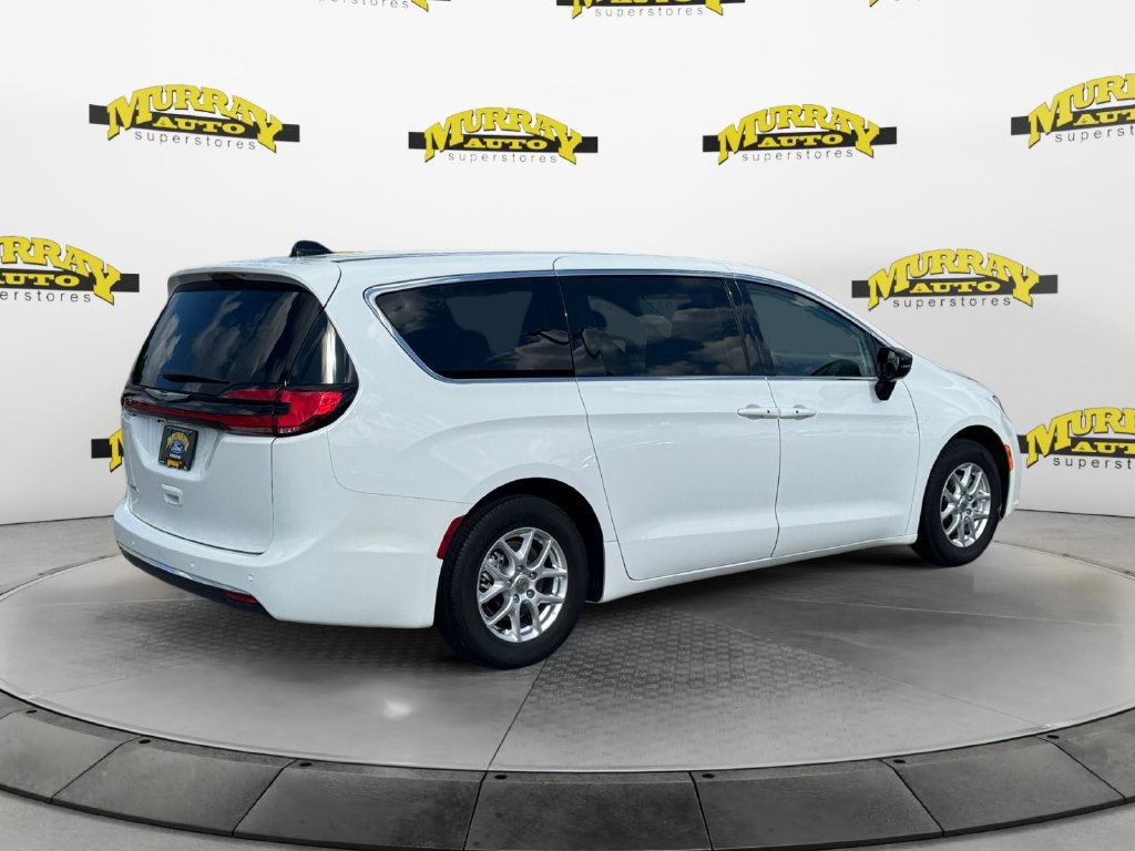 Used 2024 Chrysler Pacifica Touring-L FWD image 5