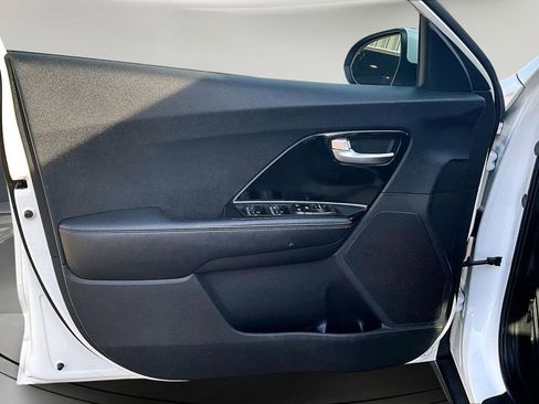 Used 2021 Kia Niro LXS image 18