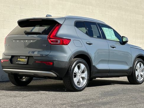Used 2021 Volvo XC40 T5 Momentum w/ Premium Package image 4