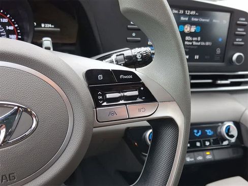 Used 2023 Hyundai Elantra SEL w/ Preferred Accessory Package image 21