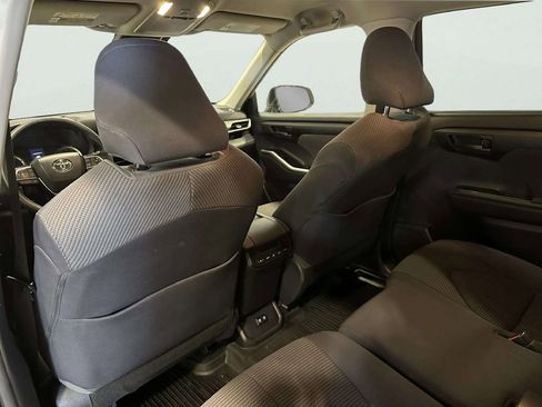 Used 2021 Toyota Highlander L AWD/4WD image 18