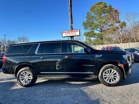 Used 2021 GMC Yukon XL SLT image 3