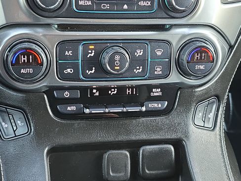 Used 2019 Chevrolet Suburban LT image 25