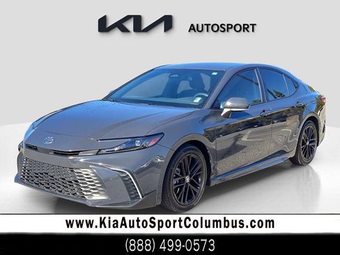 Used 2025 Toyota Camry SE image 1