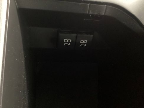 Used 2020 Toyota Camry LE image 28