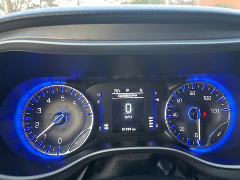 Used 2020 Chrysler Pacifica Touring-L image 24