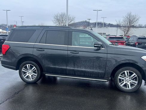 Used 2023 Ford Expedition XLT image 3