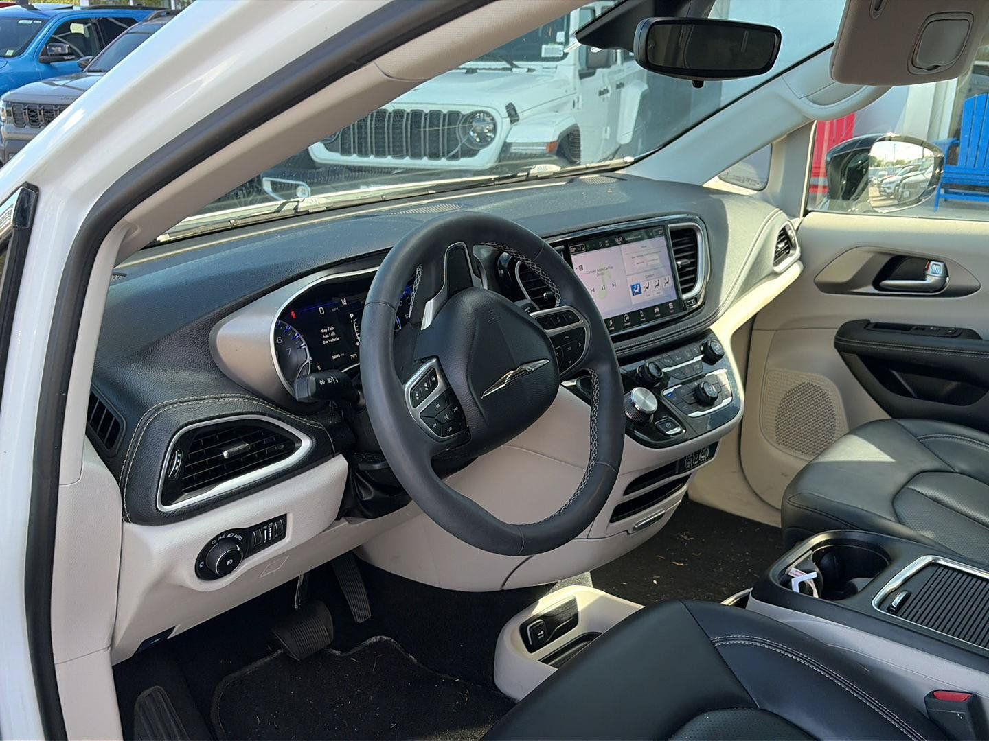 Used 2024 Chrysler Pacifica Touring-L FWD image 5
