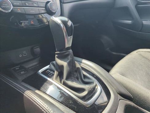 Used 2018 Nissan Rogue SL w/ Premium Package image 10