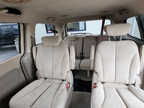 Used 2007 Hyundai Entourage GLS image 18