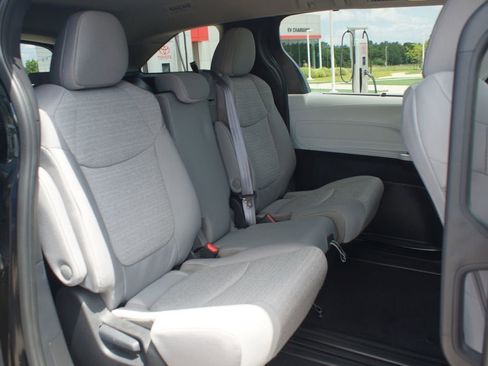 Certified 2025 Toyota Sienna LE FWD image 22