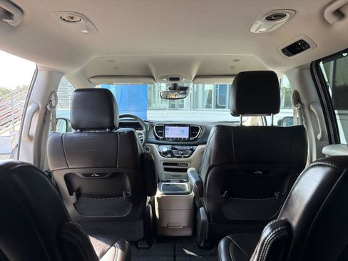 Used 2023 Chrysler Pacifica Touring-L FWD image 43