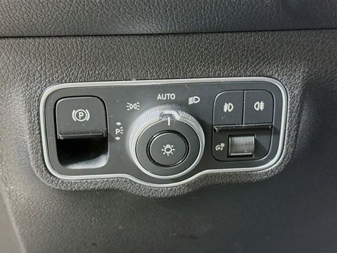 Used 2025 Mercedes-Benz GLB 250 4MATIC w/ Winter Package image 10